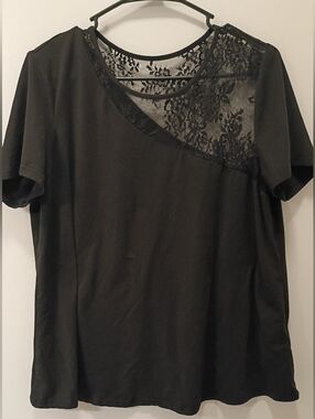 Women’s Black Lace Accent Short Sleeve Top